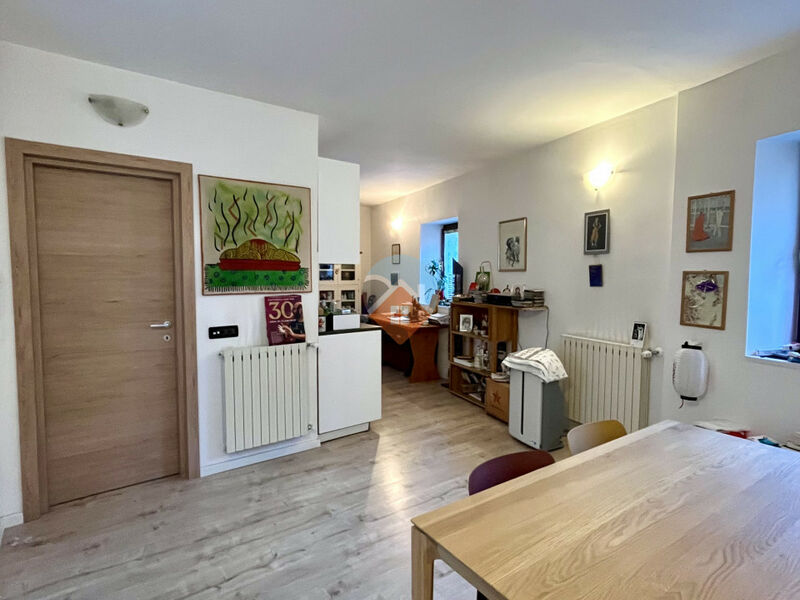 ampio due camere con due balconi e cantina