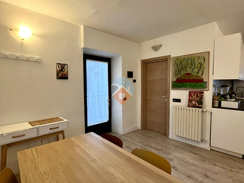 Rovereto - ampio due camere con due balconi e cantina