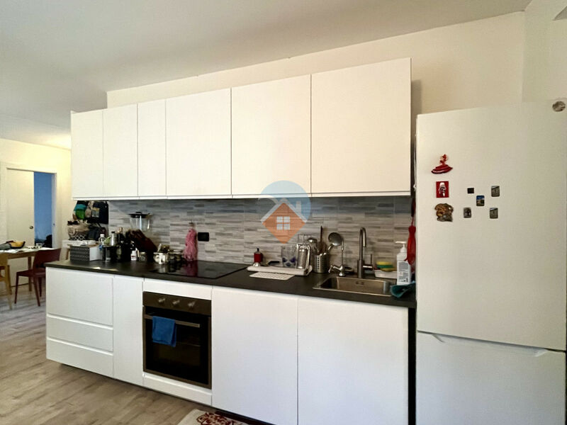 Rovereto - ampio due camere con due balconi e cantina