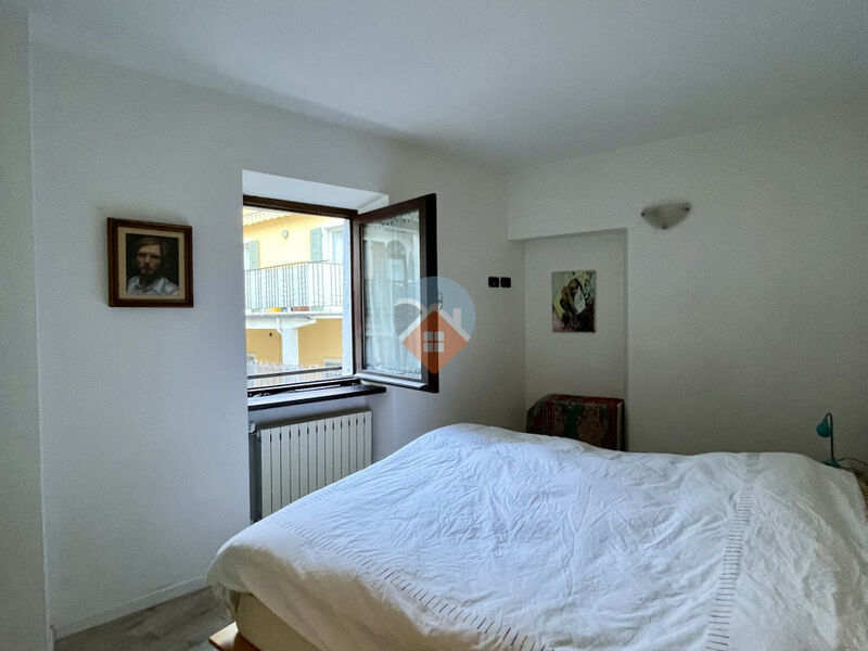 Rovereto - ampio due camere con due balconi e cantina