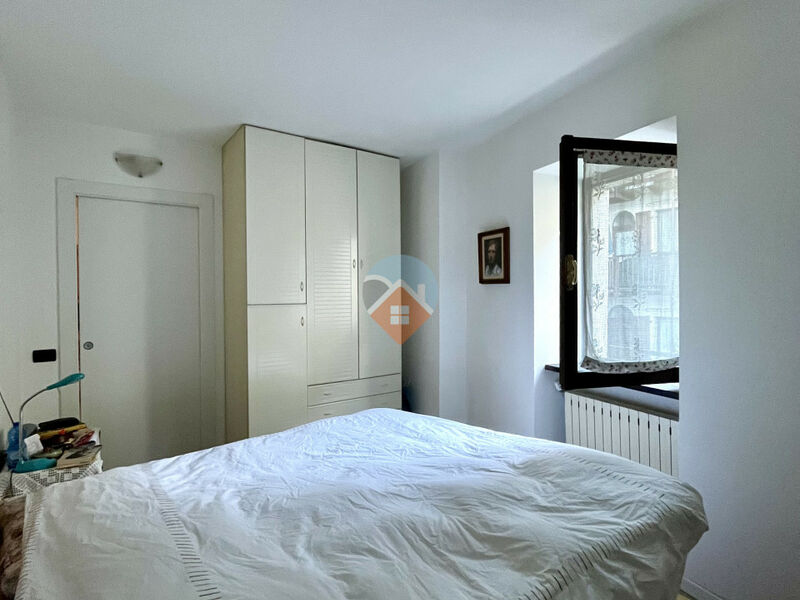 Rovereto - ampio due camere con due balconi e cantina