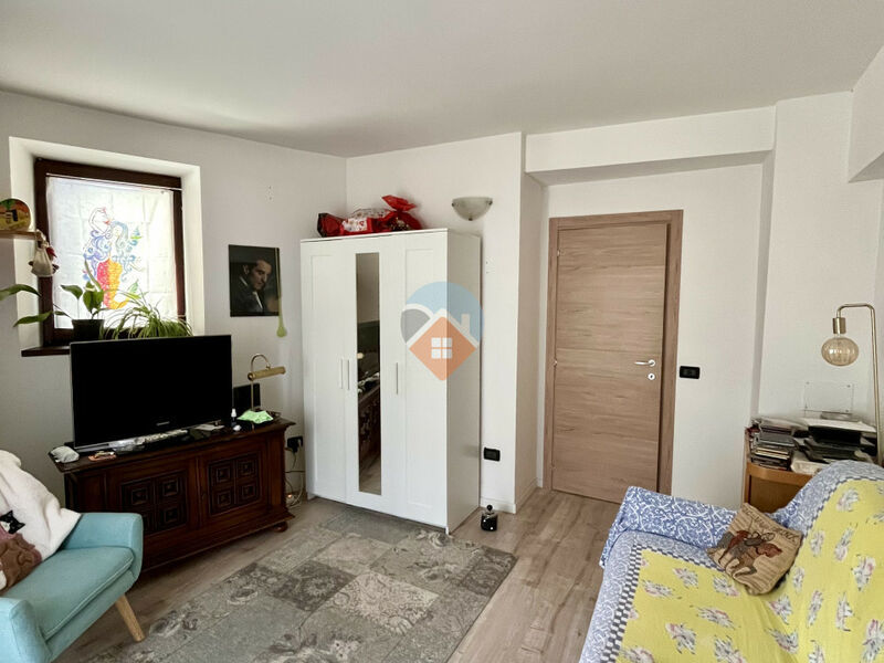 Rovereto - ampio due camere con due balconi e cantina