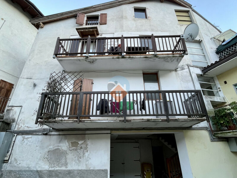 Rovereto - ampio due camere con due balconi e cantina