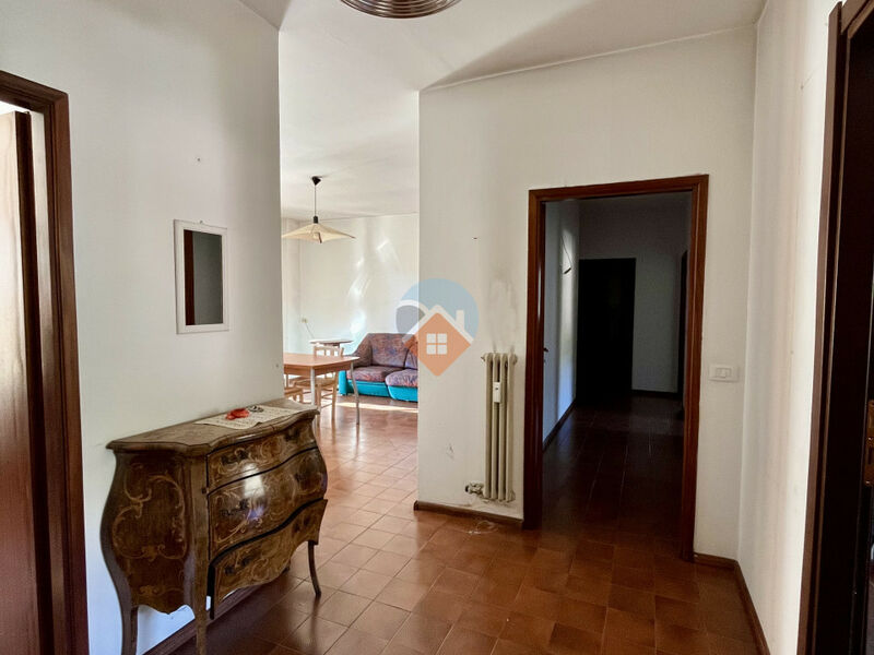 Rovereto - ampio tre camere con due bagni, cantina e garage