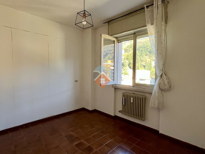 Rovereto - ampio tre camere con due bagni, cantina e garage