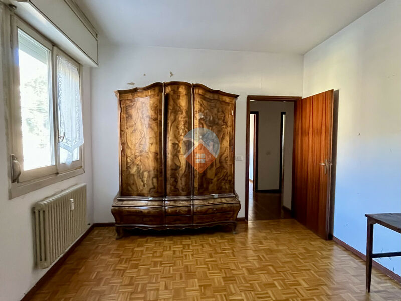 Rovereto - ampio tre camere con due bagni, cantina e garage