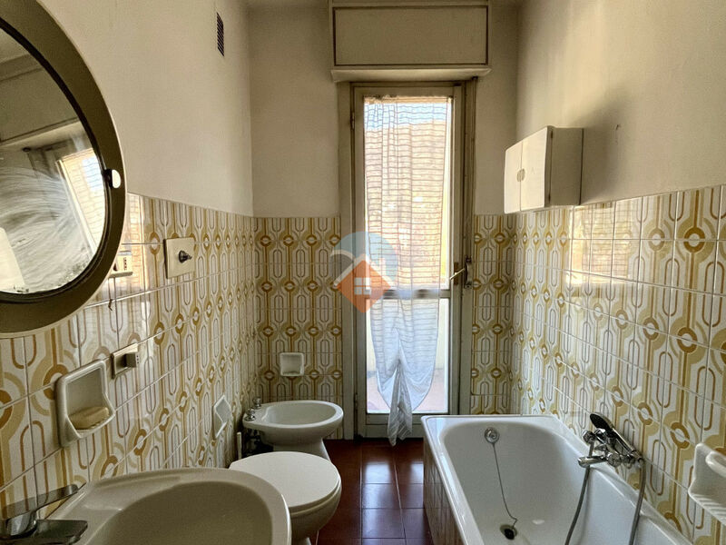 Rovereto - ampio tre camere con due bagni, cantina e garage