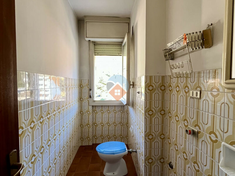 Rovereto - ampio tre camere con due bagni, cantina e garage