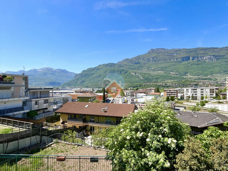 Rovereto - ampio appartamento con pertinenze e due terrazze