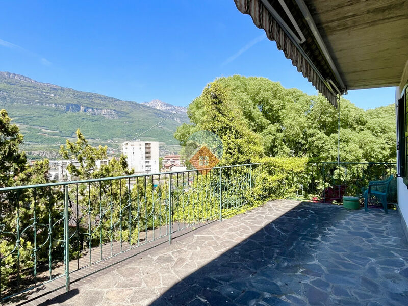 Rovereto - ampio appartamento con pertinenze e due terrazze