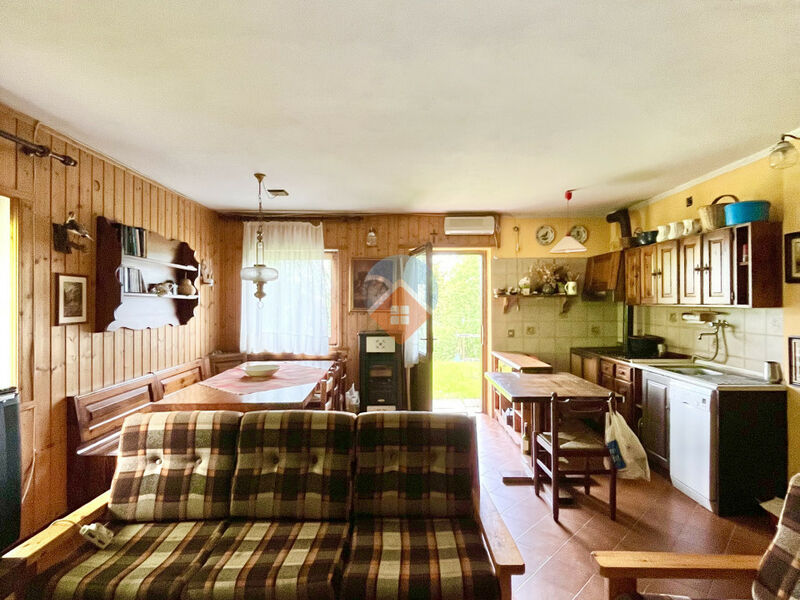 Brentonico - porzione di casa bifamiliare con 1.500mq di terreno