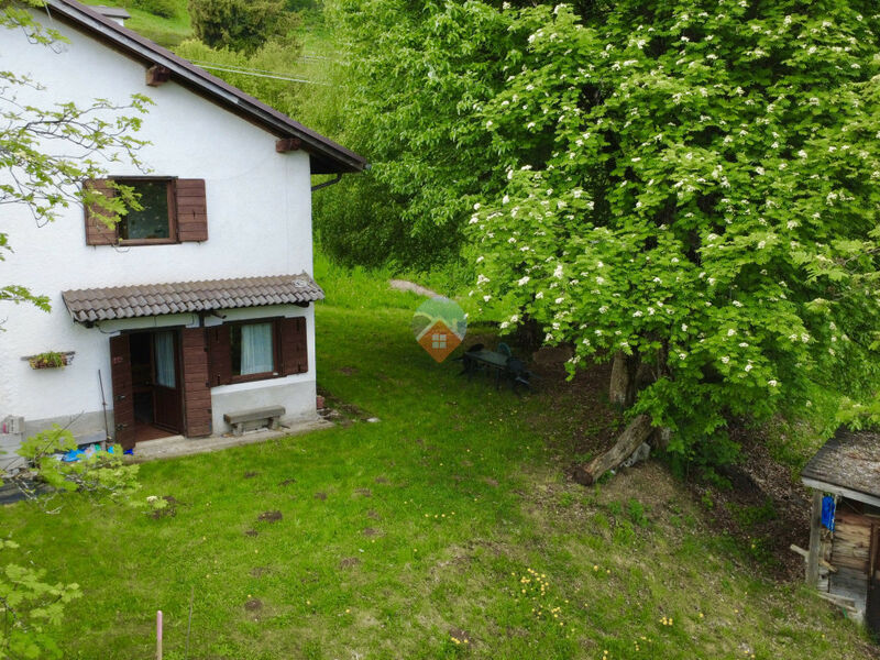 porzione di casa bifamiliare con 1.500mq di terreno