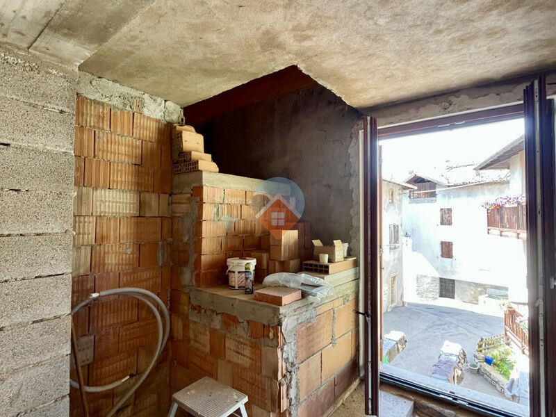 Villa Lagarina - porzione di casa già semi-ristrutturata con bilocale e appartamento al grezzo