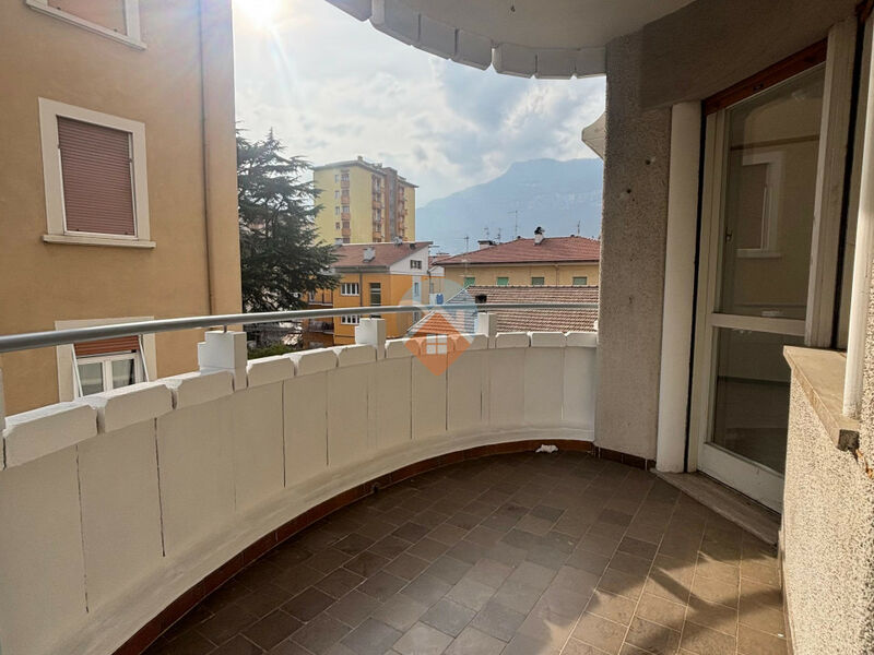 Quadrilocale in centro con cantina e terrazzino!