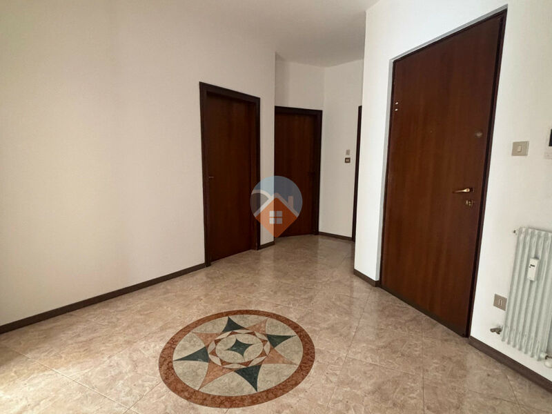 Rovereto - Quadrilocale in centro con cantina e terrazzino!