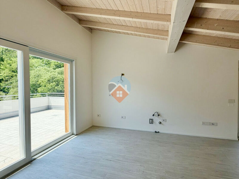 Mori - spendido attico con terrazza, 2 camere e pertinenze