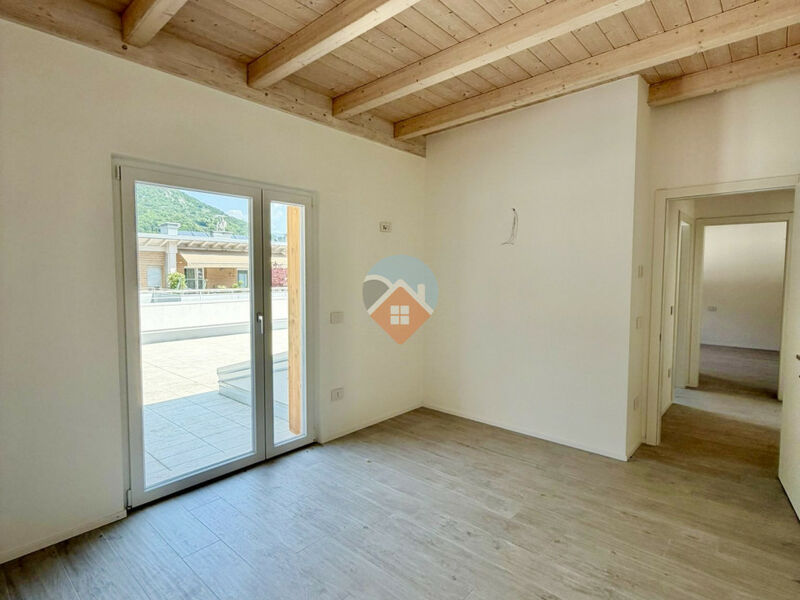 Mori - spendido attico con terrazza, 2 camere e pertinenze