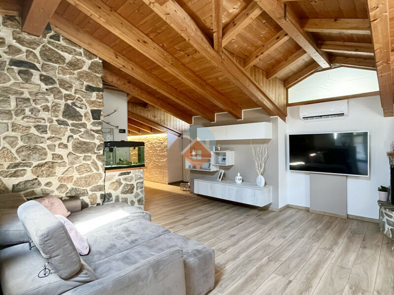 Rovereto - ampia mansarda con terrazza e garage