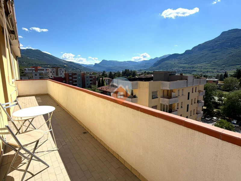 Rovereto - Luminoso ULTIMO piano con 2 CAMERE e GARAGE!