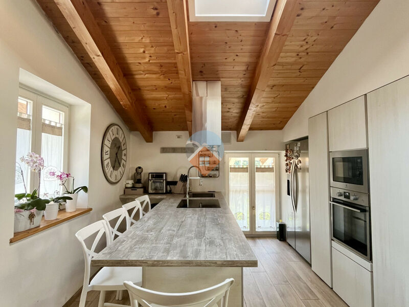 ampia mansarda con terrazza e garage