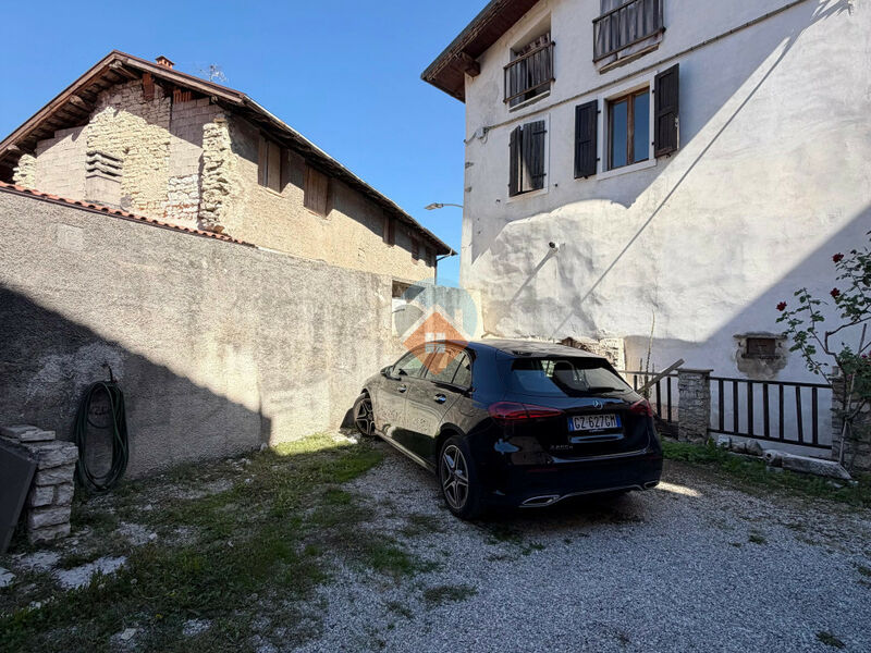 Mori - AMPIA PORZIONE di casa con PERTINENZE!